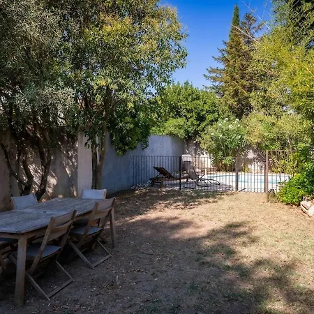 Maison De Famille Pres D'avignon Piscine Nyaraló Les Angles (Gard)