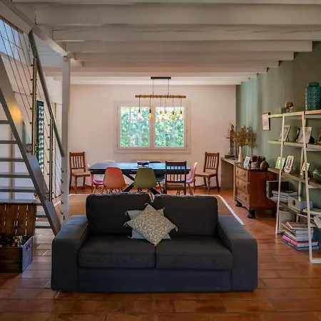 Maison De Famille Pres D'avignon Piscine Nyaraló